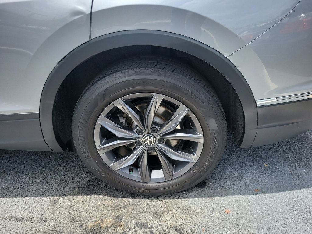 Certified Used 2024  Volkswagen 2.0T SE image 5