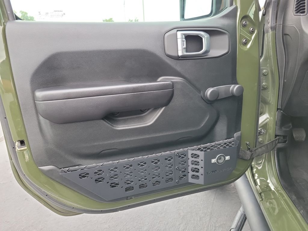 Used 2020 Green Jeep Sport image 9