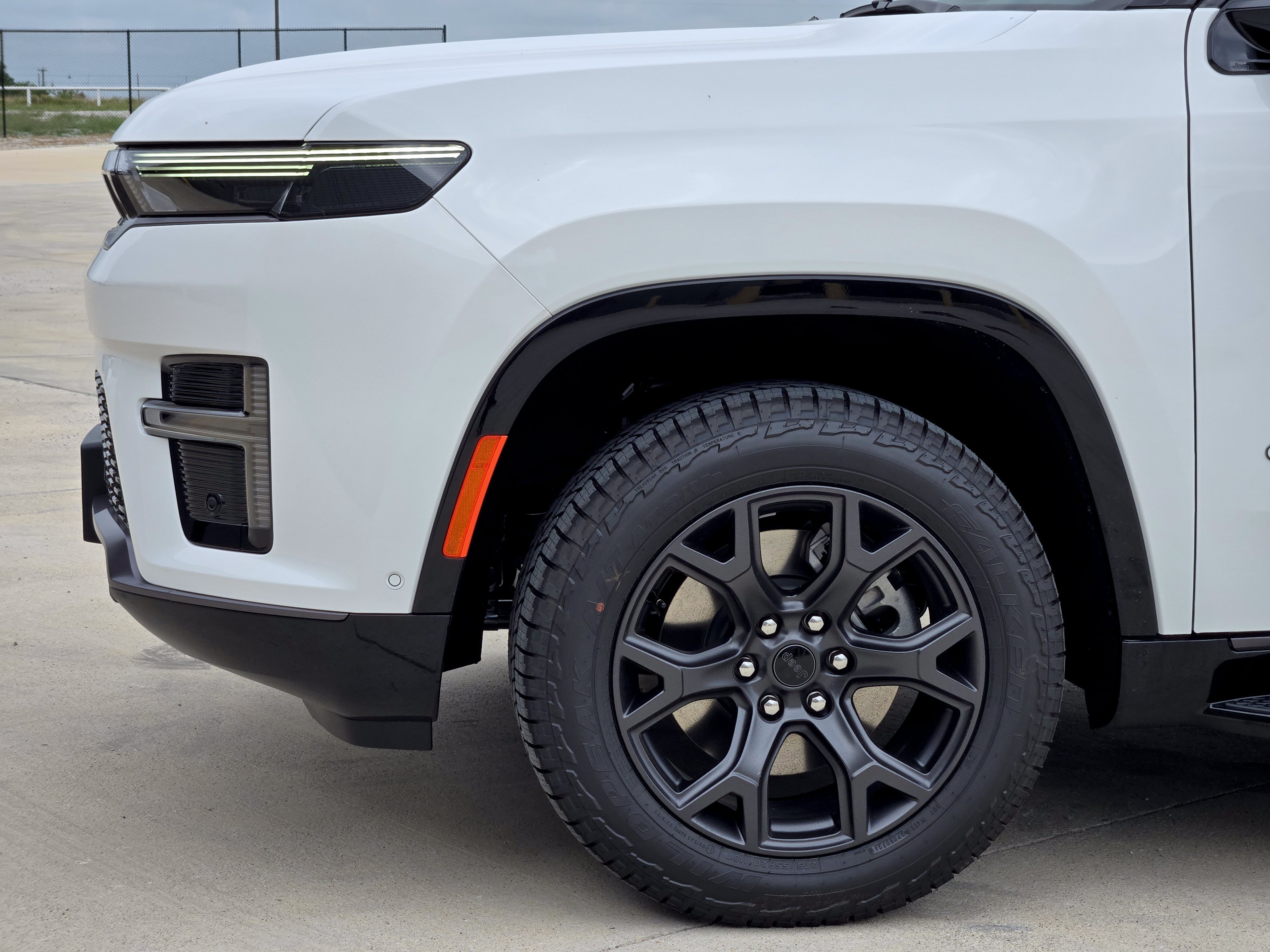 New 2026 Bright White Clear-Coat Exterior Paint Jeep Upland image 6