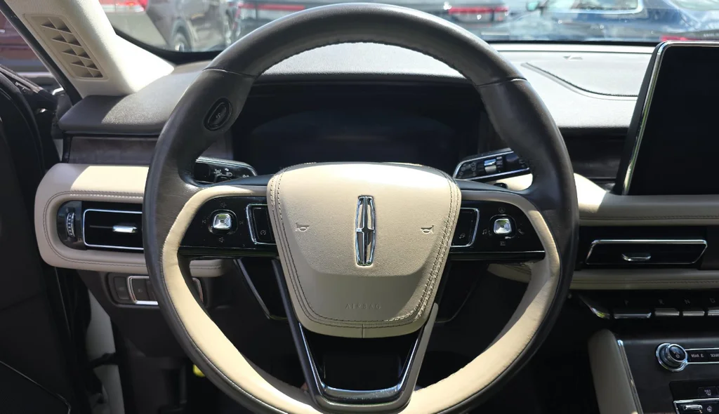 Used 2021 White Lincoln Reserve image 11