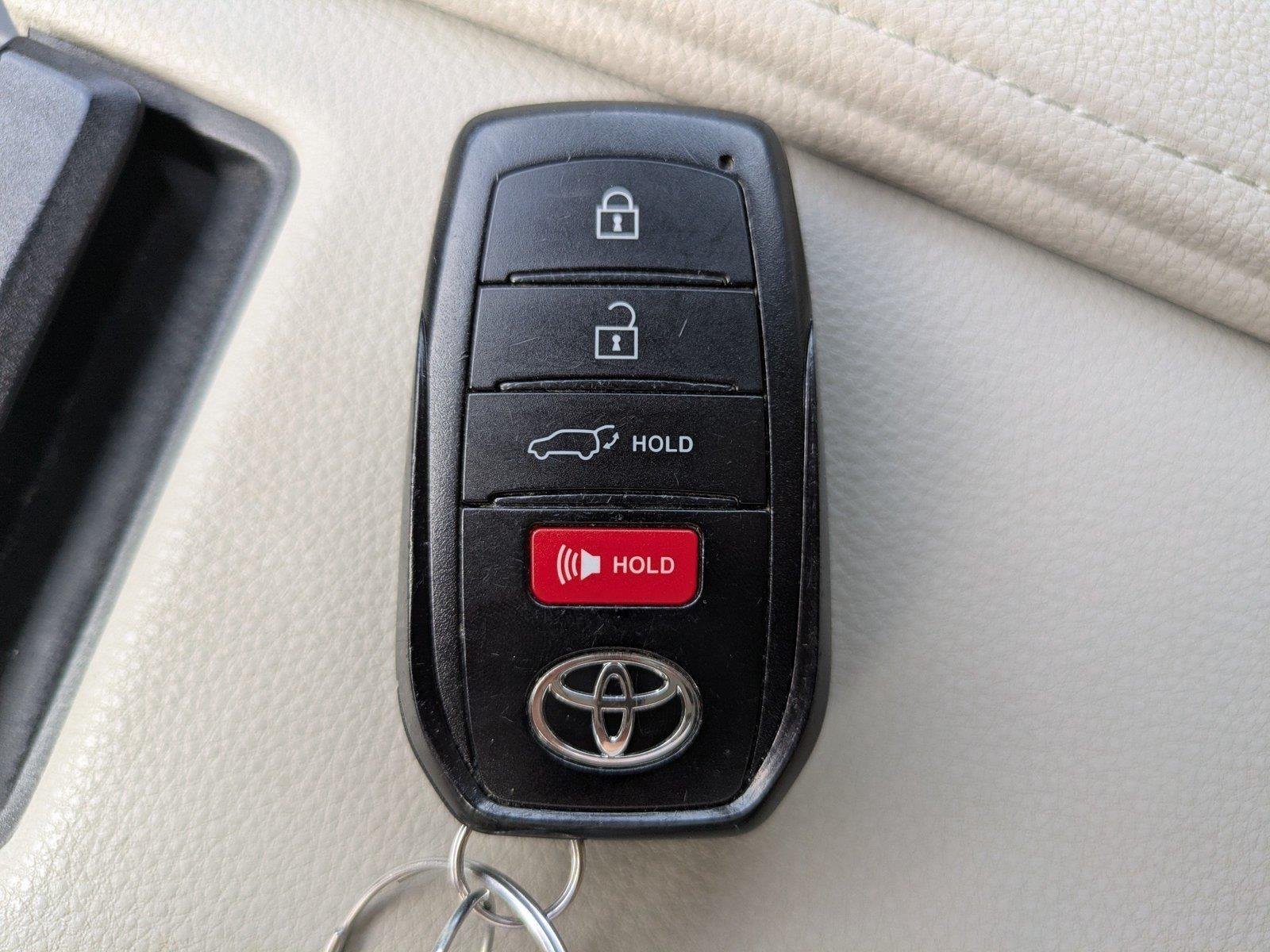 Used 2025 Wind Chill Pearl Toyota Hybrid XLE image 28