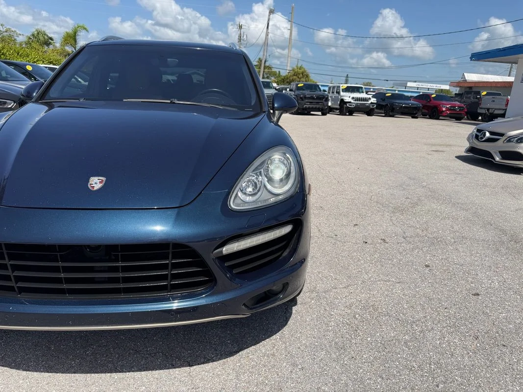 Used 2012  Porsche Turbo image 3