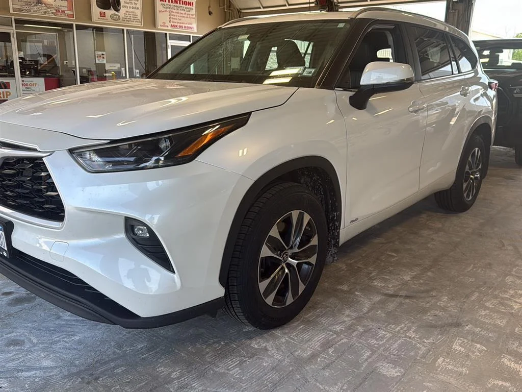 Used 2023 Wind Chill Pearl Toyota XLE image 2