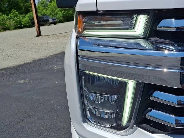Used 2023 Iridescent Pearl Tricoat Chevrolet High Country image 9