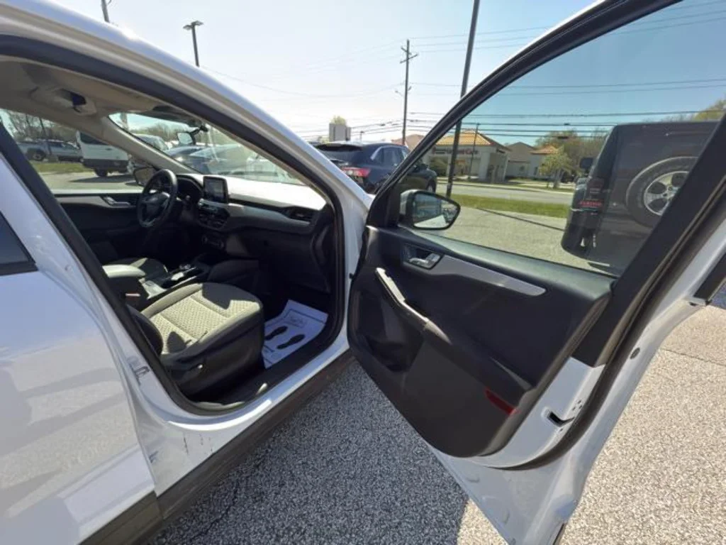 Certified Used 2020 Oxford White Ford SE image 19