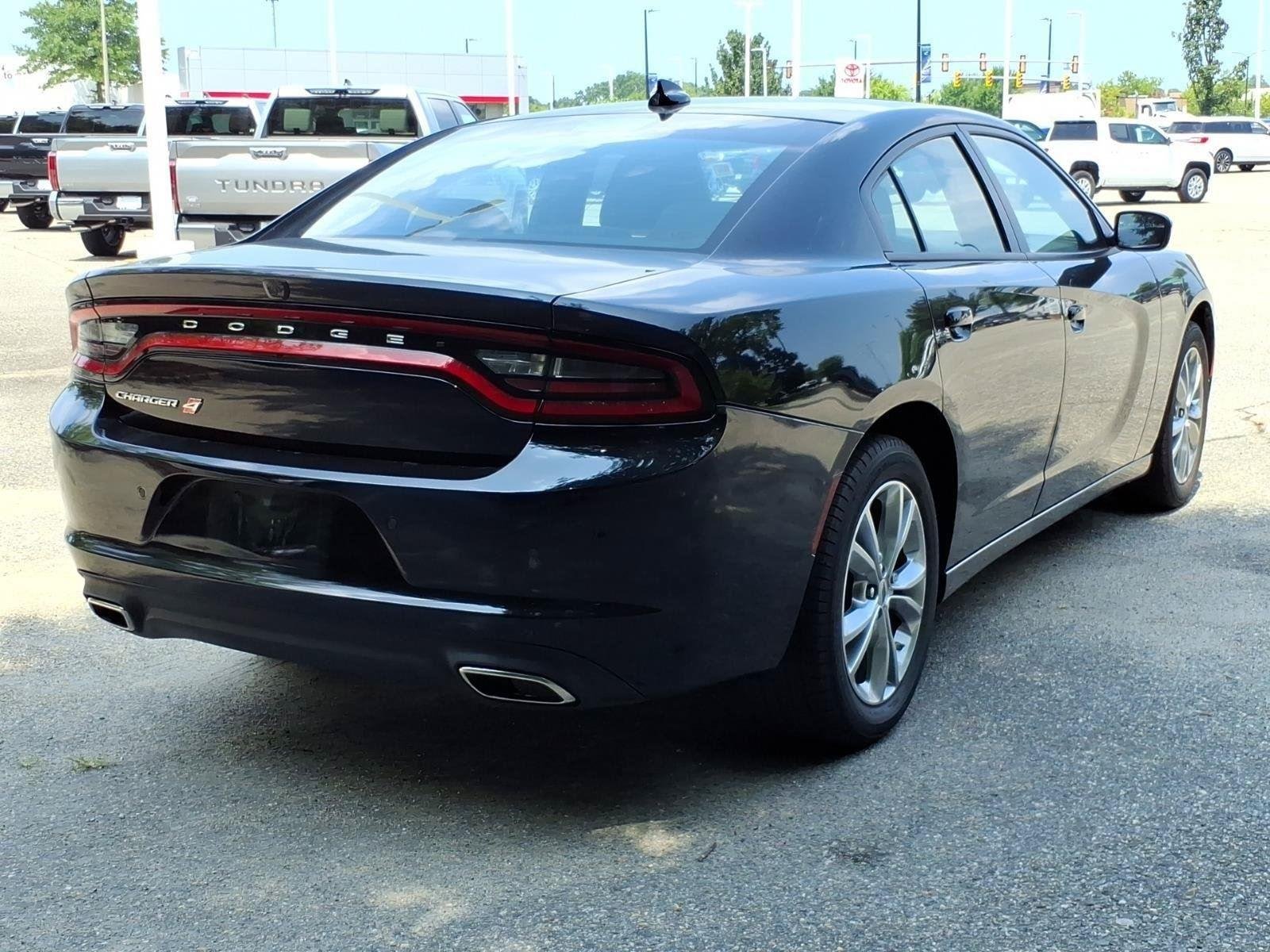 Used 2022 Pitch Black Clearcoat Dodge SXT image 11