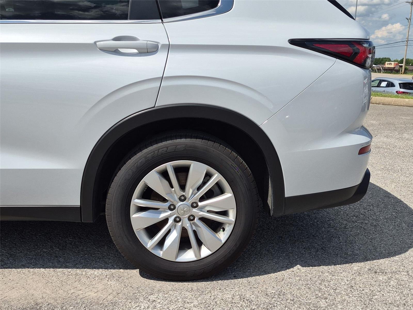 Used 2025 White Diamond Mitsubishi ES image 11