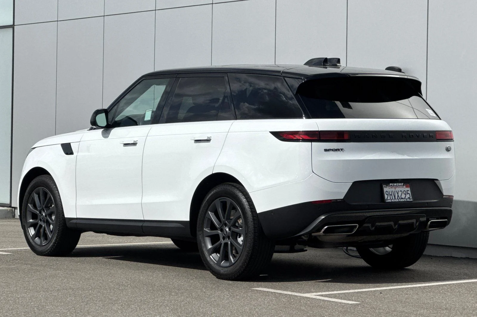 Used 2023 White Land Rover SE image 3
