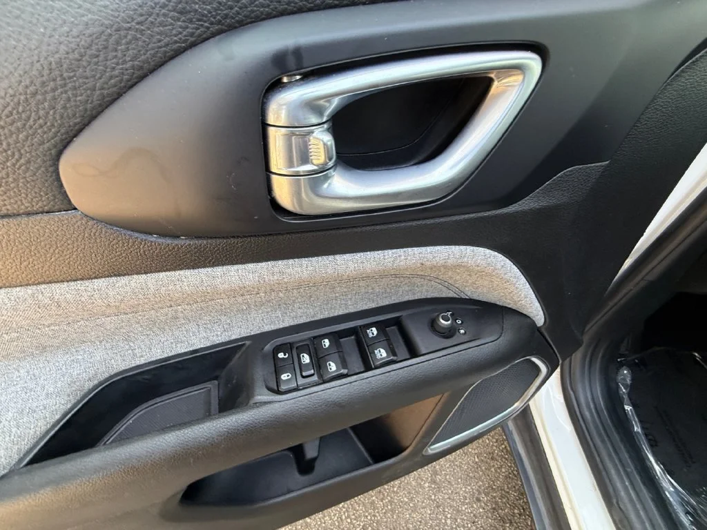 Used 2024 White Jeep Latitude image 11