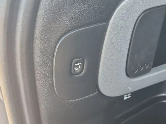 Used 2018 Silver Jeep Trailhawk image 30