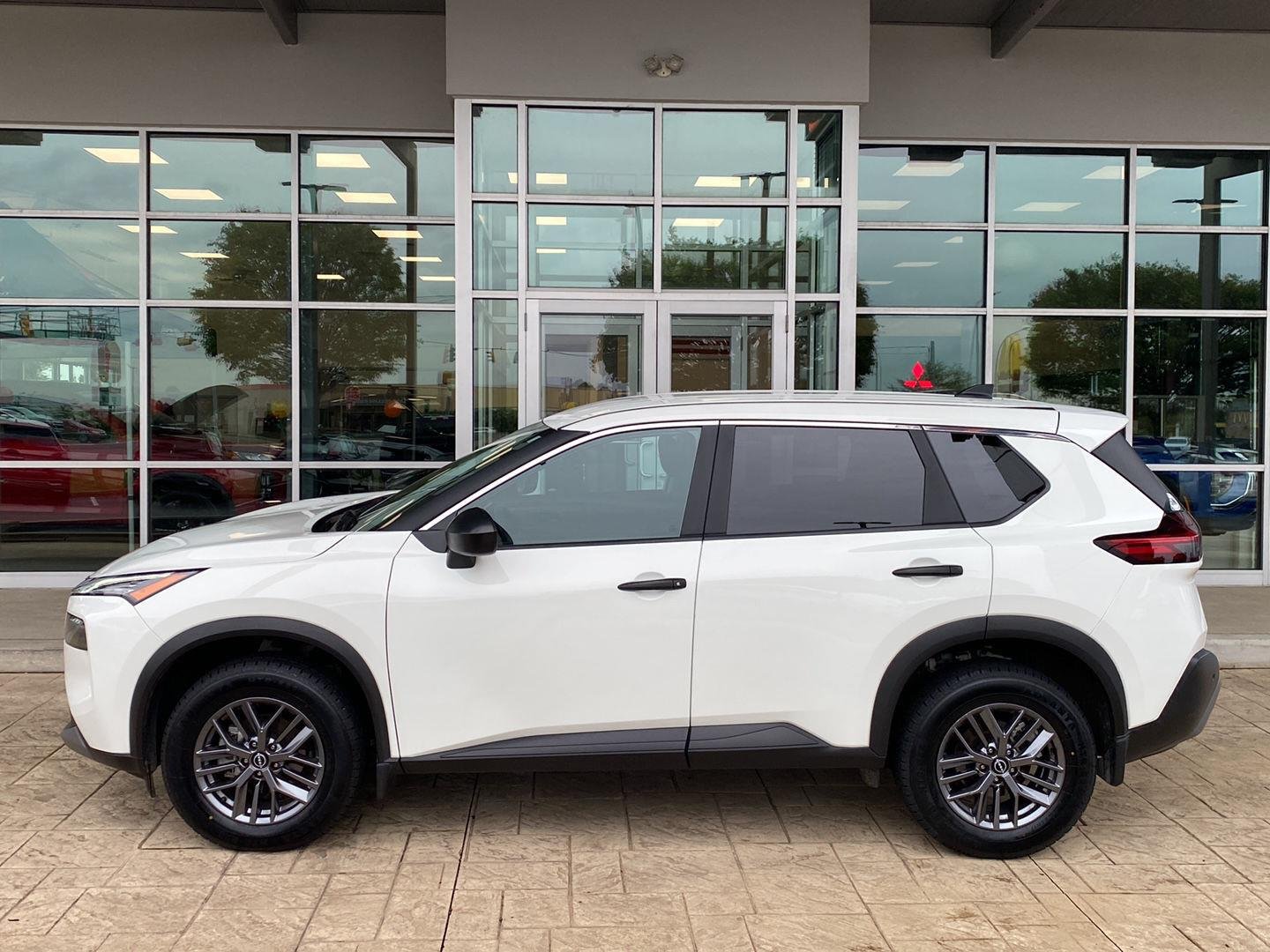 Certified Used 2023 Glacier White Nissan S image 4