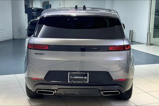 Used 2024  Land Rover SE image 3