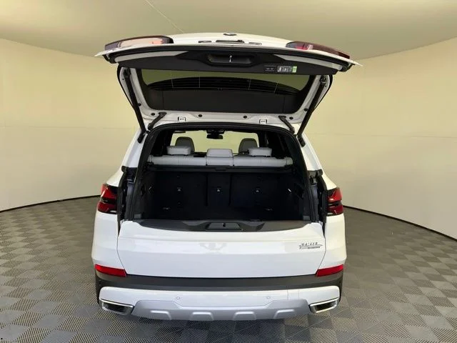 New 2026 Alpine White BMW sDrive40i image 39