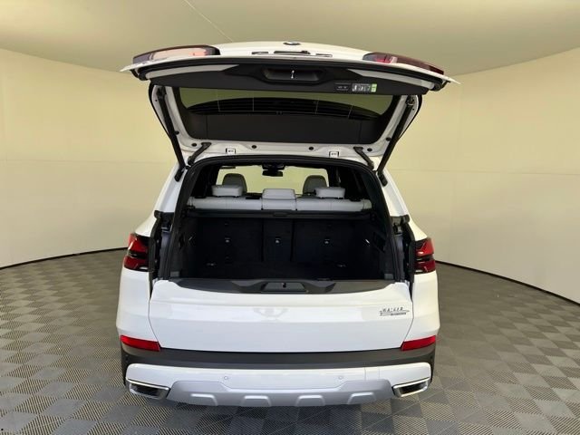 New 2026 White BMW sDrive40i image 39