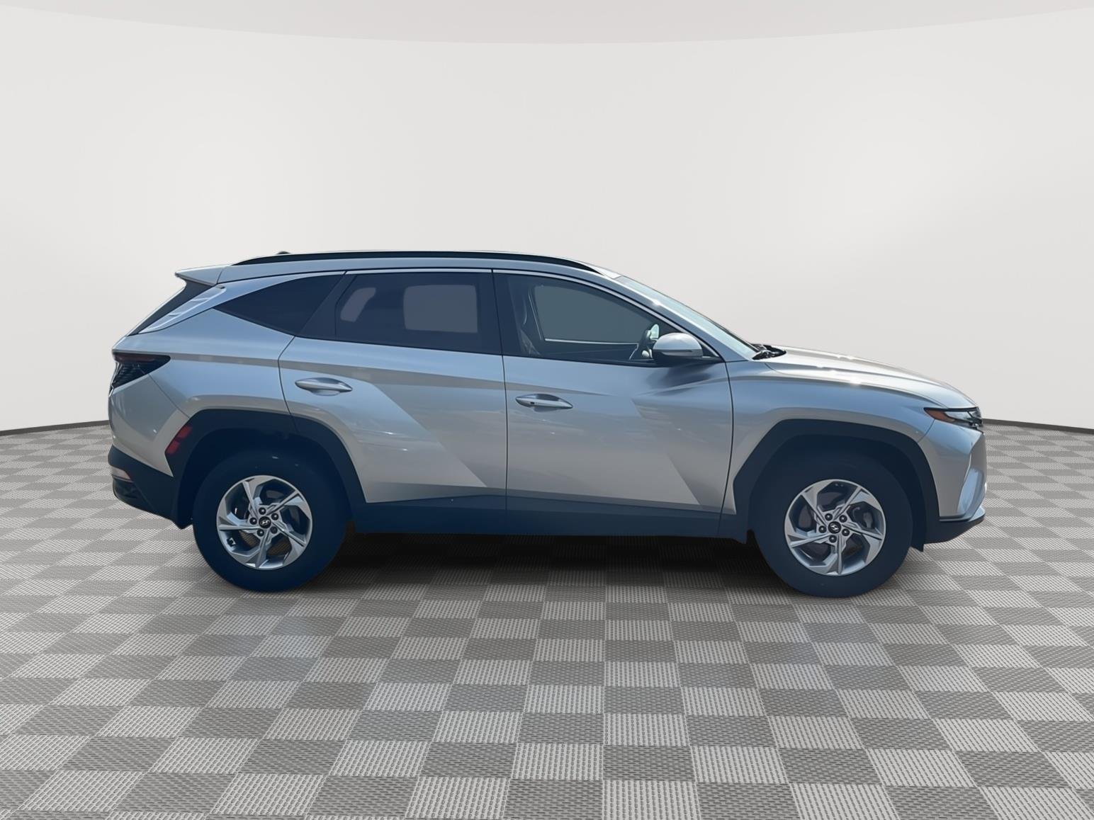 Used 2022 Shimmering Silver Hyundai SEL image 4
