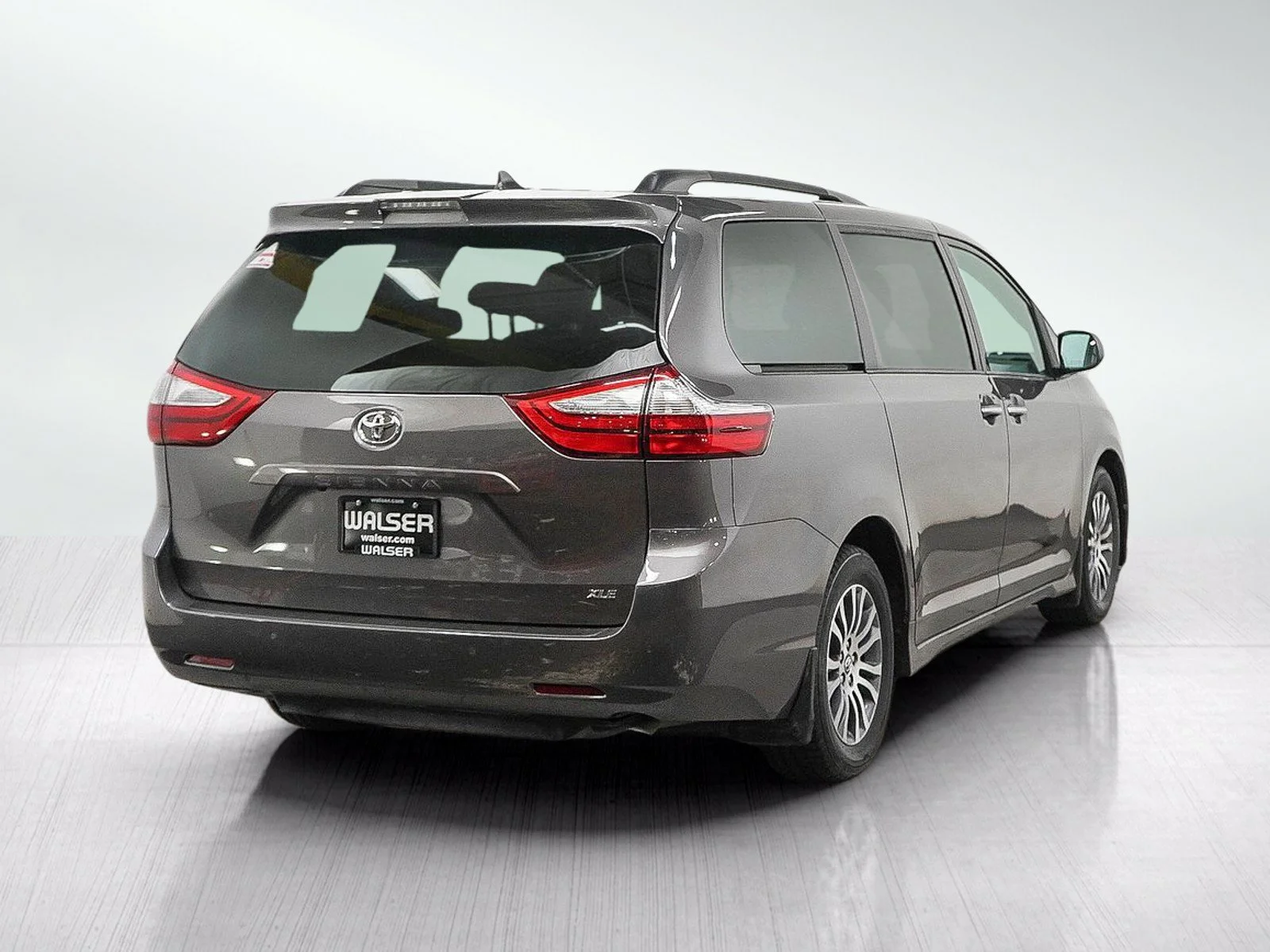 Used 2019 Gray Toyota XLE image 5