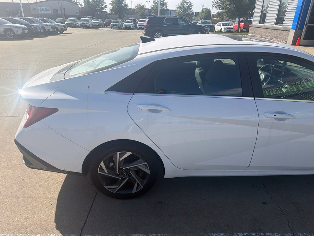 Used 2025 White Hyundai SEL Convenience image 4