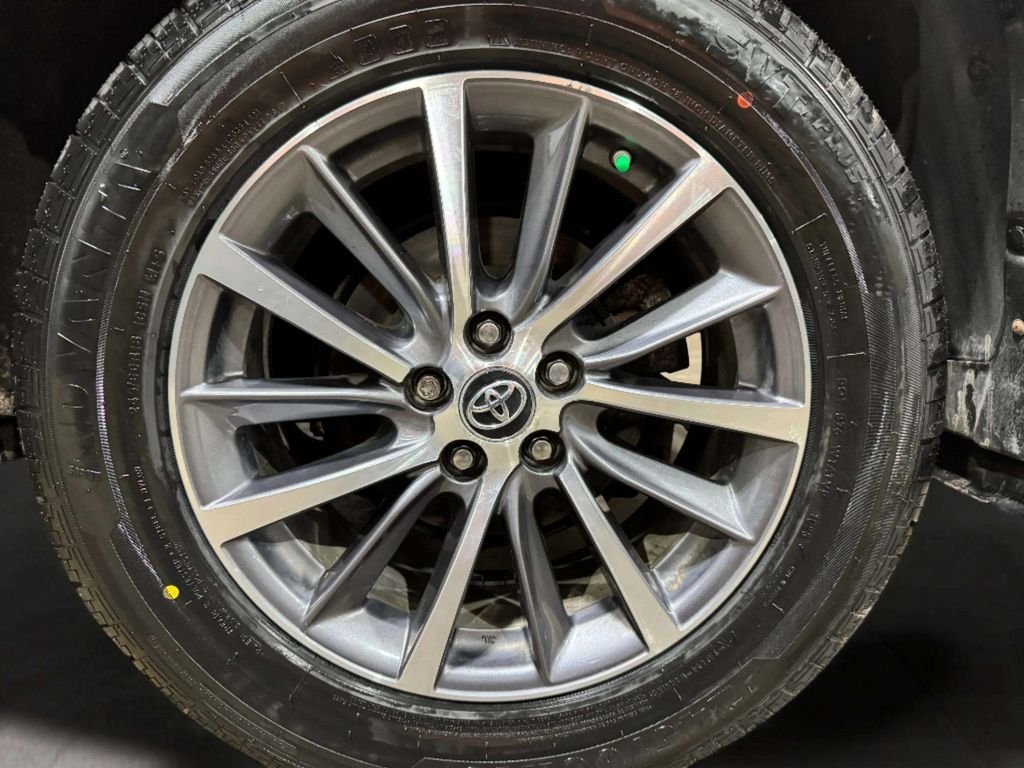 Used 2019 White Toyota XLE image 36