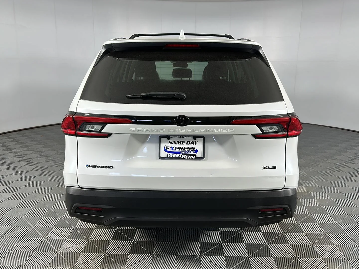 Used 2024 Wind Chill Pearl Toyota XLE image 24