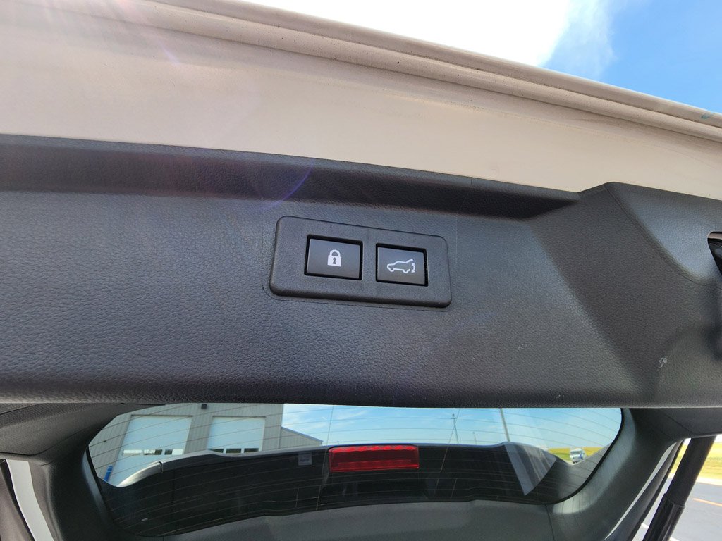 Used 2021 Crystal White Pearl Subaru Limited image 18