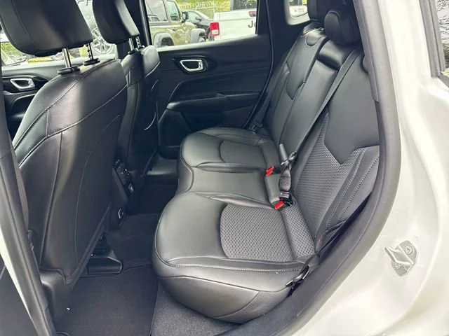 New 2026 Bright White Clear-Coat Exterior Paint Jeep Latitude image 13