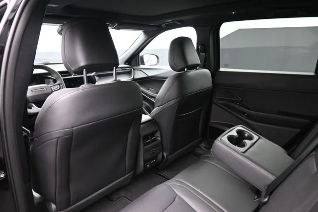 New 2026 Diamond Black Crystal Pearl-Coat Exterior Paint Jeep Overland image 18