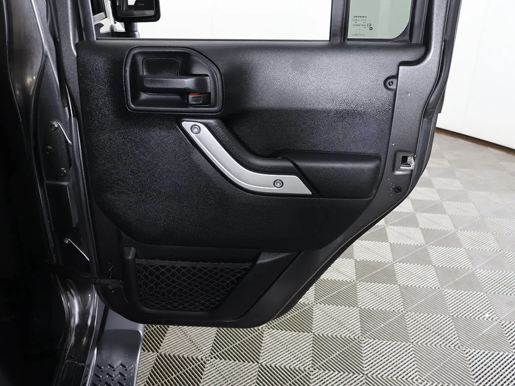 Used 2018 Crystal Metallic Jeep Unlimited Sahara image 20