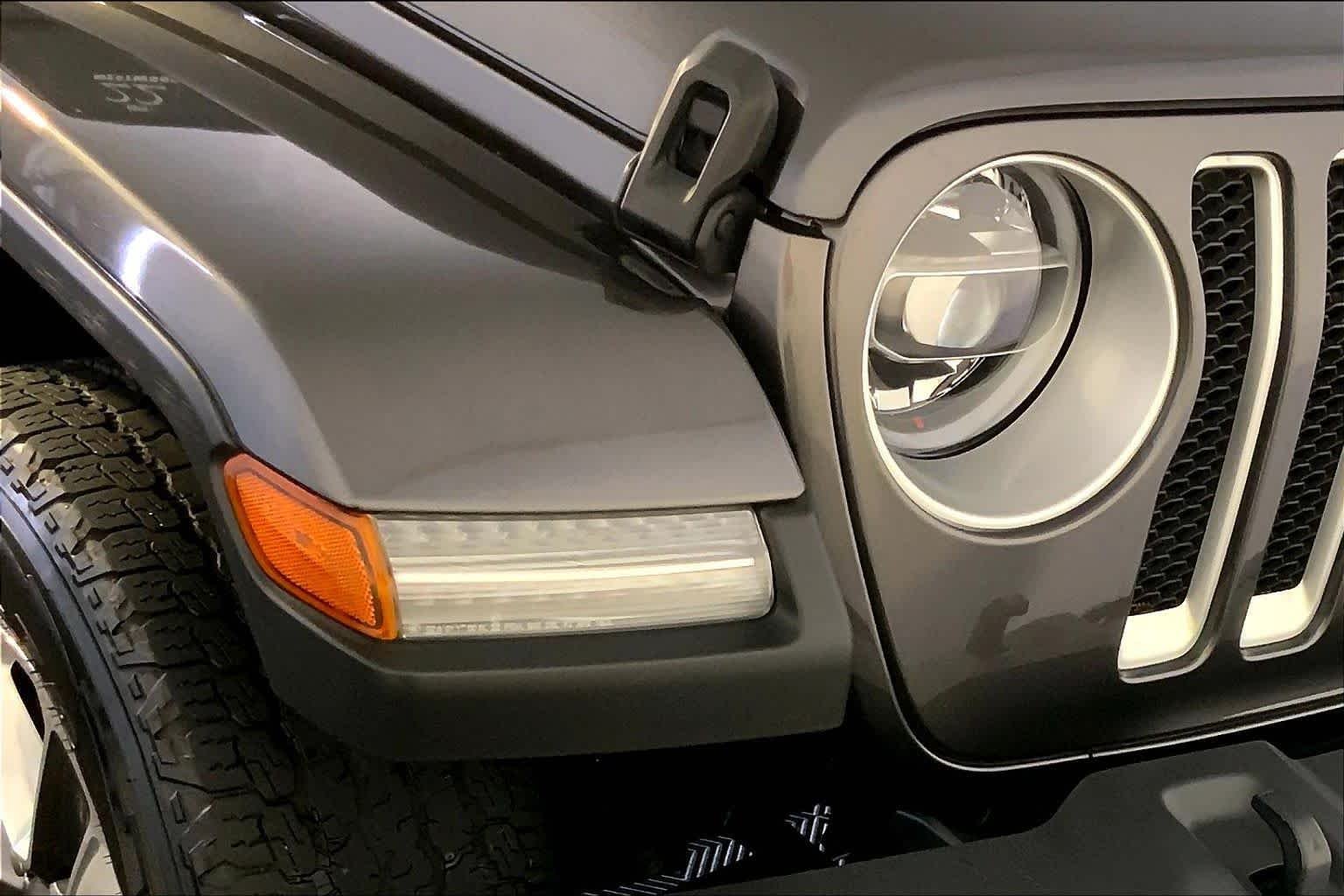 Used 2022 Granite Crystal Metallic Clearcoat Jeep Unlimited Sahara image 27