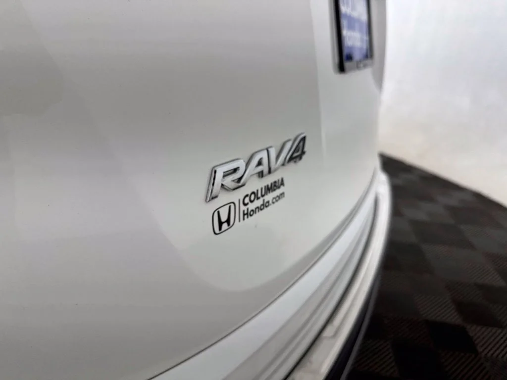Used 2018 White Toyota LE image 47