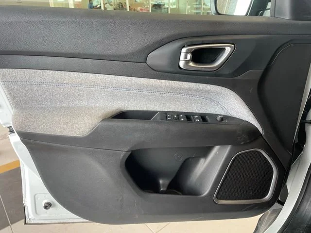 Used 2025 White Jeep Latitude image 9