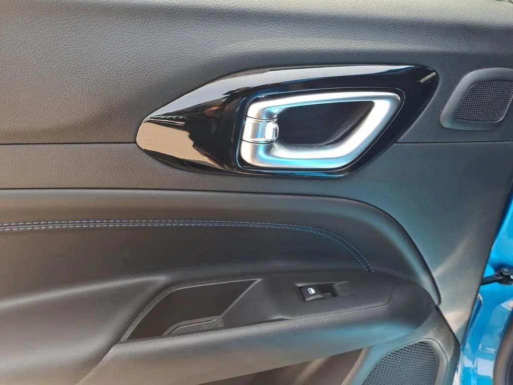 New 2025 Hydro Blue Pearl-Coat Exterior Paint Jeep Latitude image 6