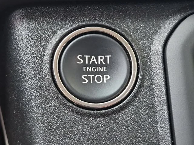Used 2024  Land Rover SE image 27
