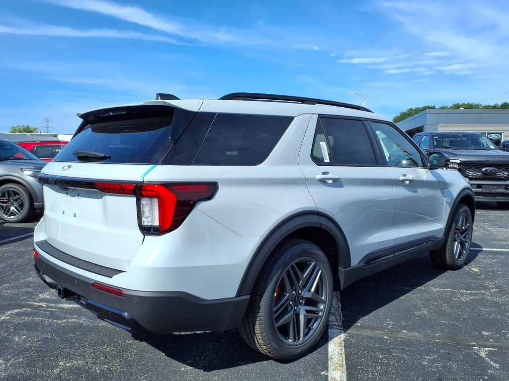 New 2027 Avalanche Gray Ford ST-Line image 4