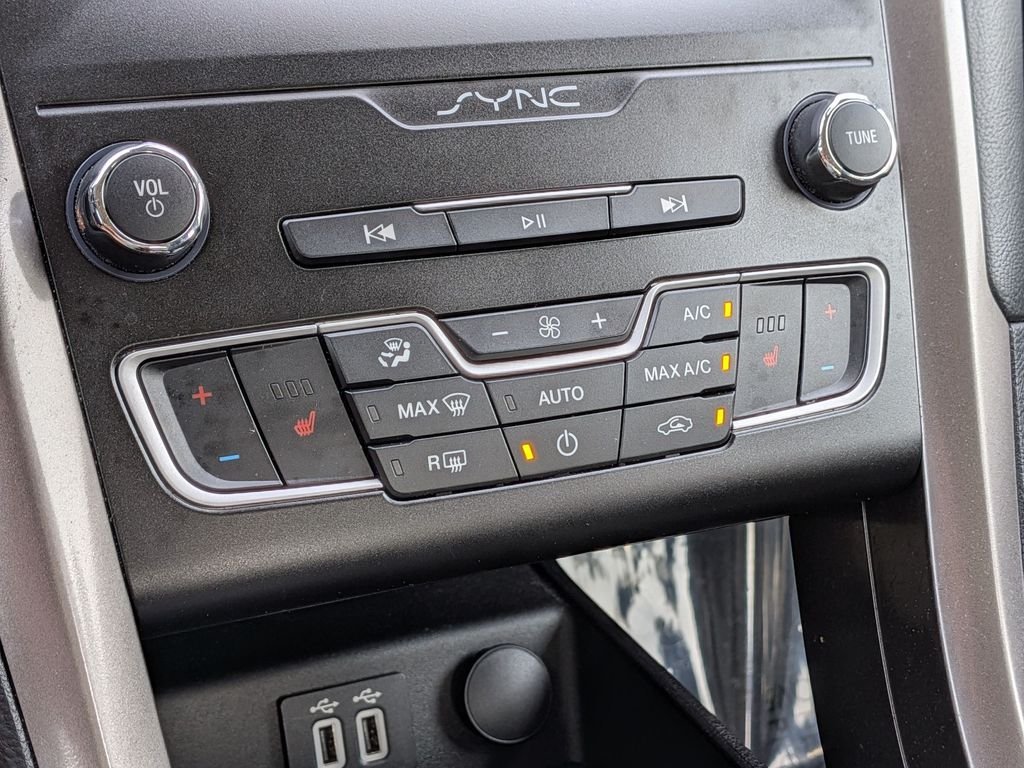 Used 2019 Silver Ford SE image 24