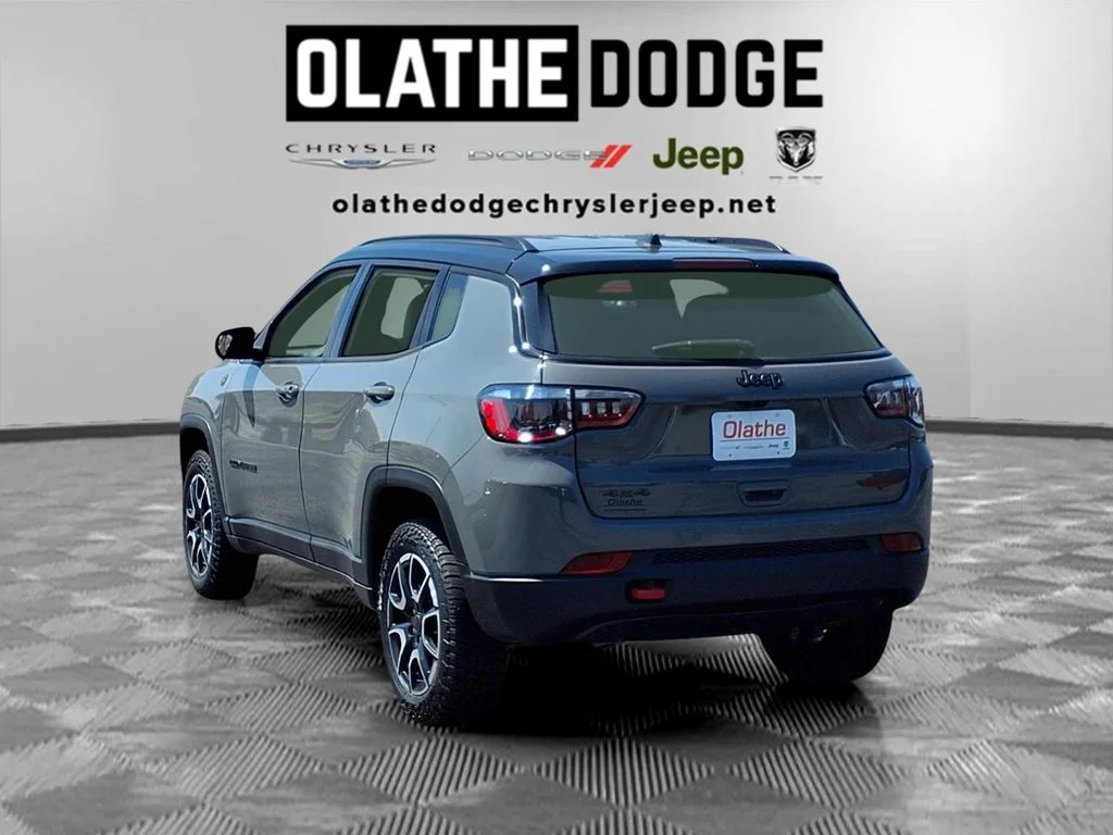 New 2026 Sting-Gray Clear-Coat Exterior Paint Jeep Trailhawk image 3