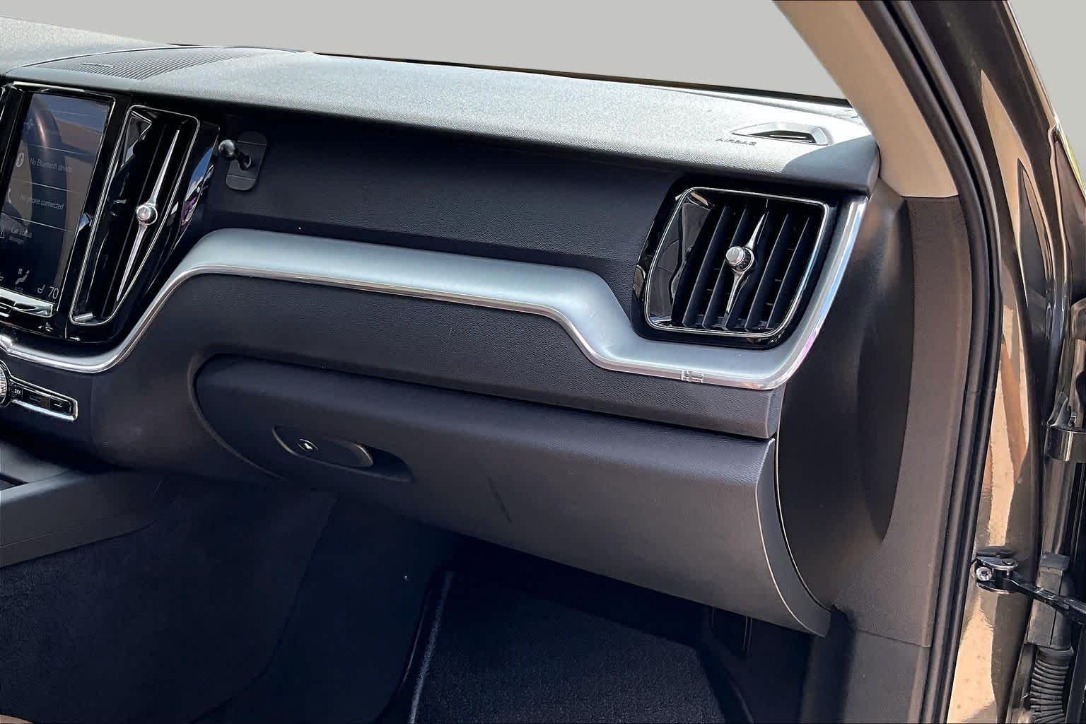 Used 2020 Pine Grey Metallic Volvo Momentum image 19