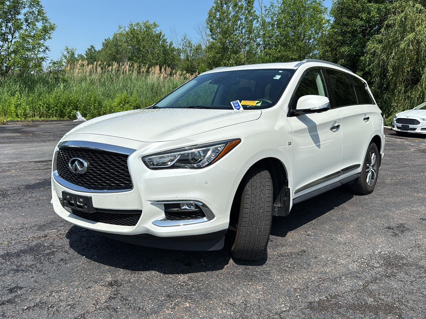 Used 2020 Majestic White INFINITI LUXE image 2
