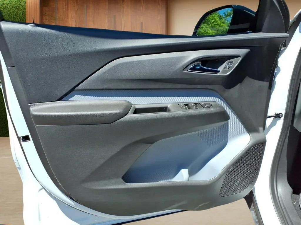 New 2027 Summit White Chevrolet LT image 19