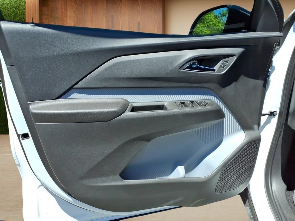 New 2027 Summit White Chevrolet LT image 19