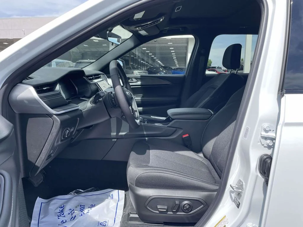 New 2026 Bright White Clearcoat Jeep Laredo image 25