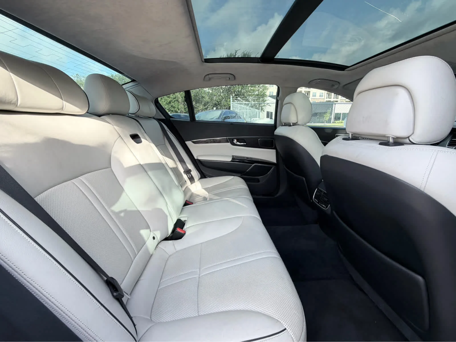 Used 2015  Kia Luxury image 24