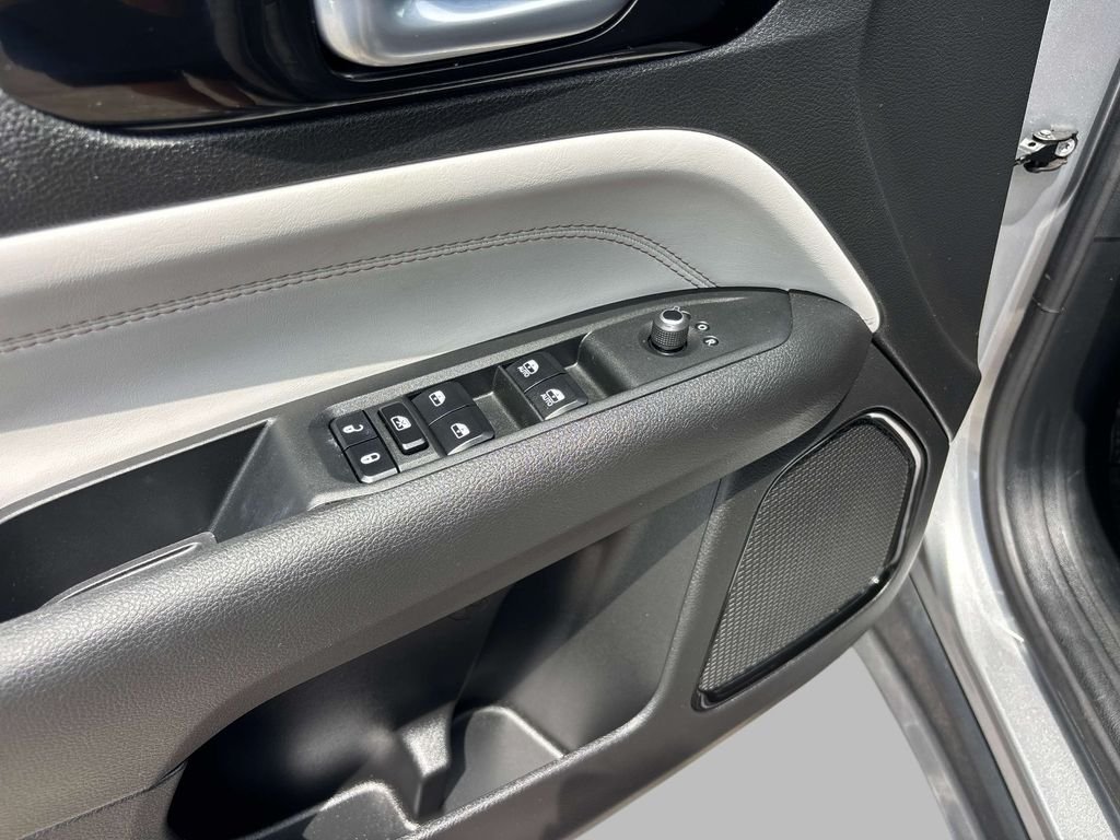 Used 2023 Silver Jeep Limited image 17