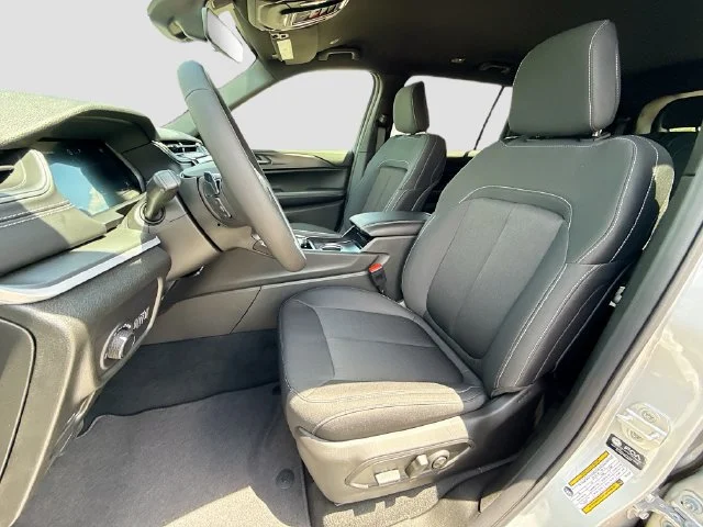 New 2026 Silver Zynith Exterior Paint Jeep Laredo image 15