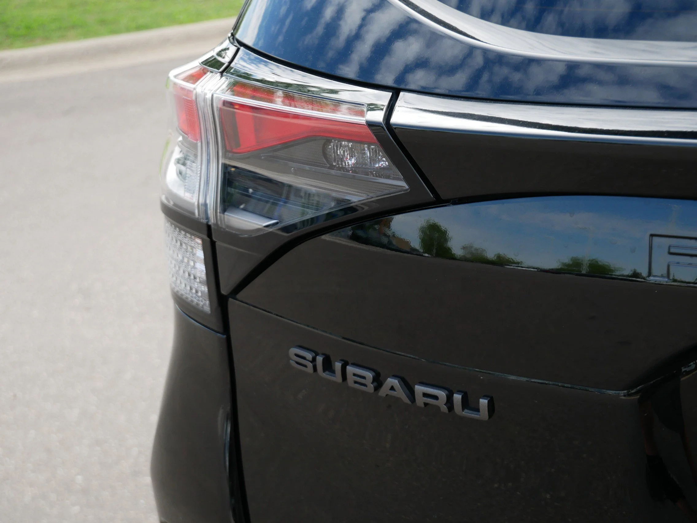 Used 2025 Crystal Black Silica Subaru Limited image 17