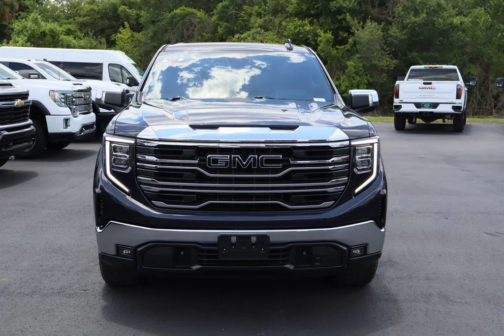 Used 2023 Silver GMC SLT image 4