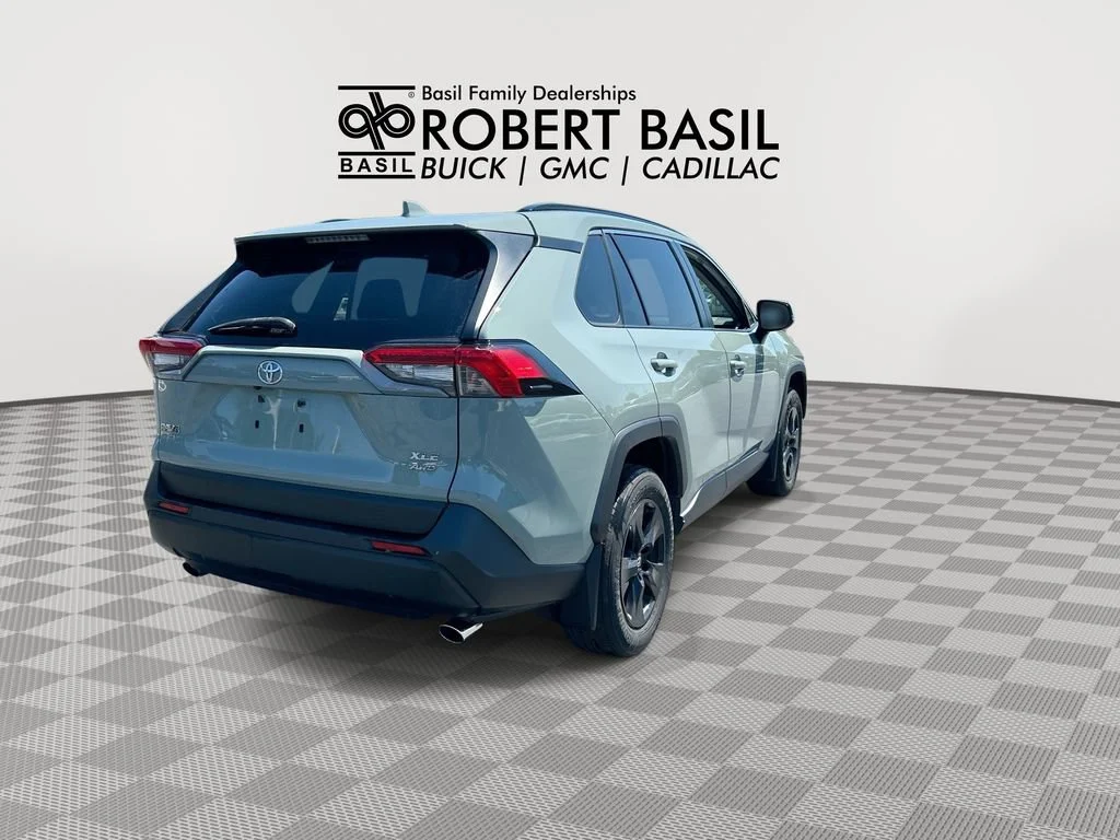Used 2020  Toyota XLE image 8