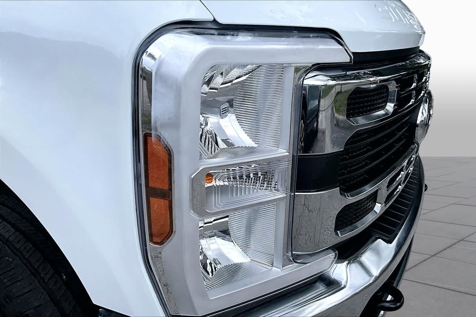 Used 2025 Oxford White Ford XLT image 28