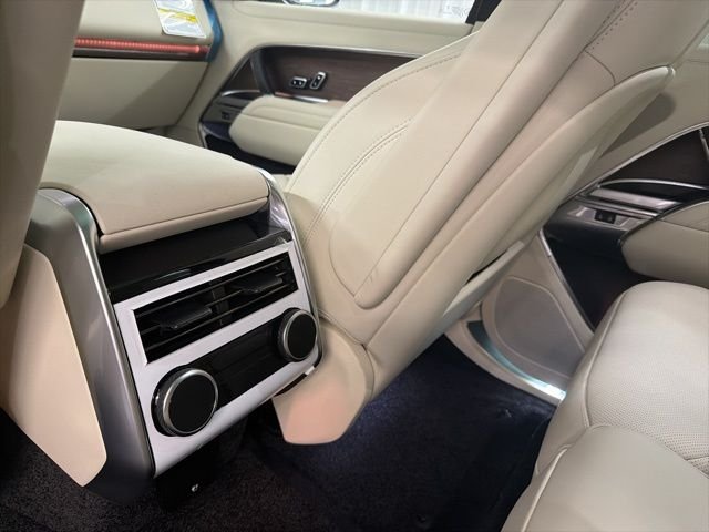 New 2026 Eiger Grey Land Rover SE image 17