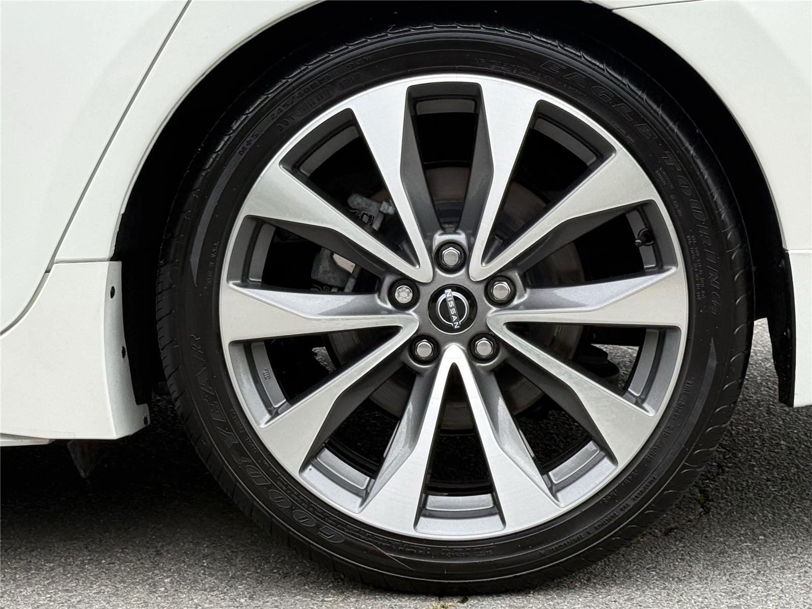 Used 2023 Pearl White Tricoat Nissan Platinum image 31