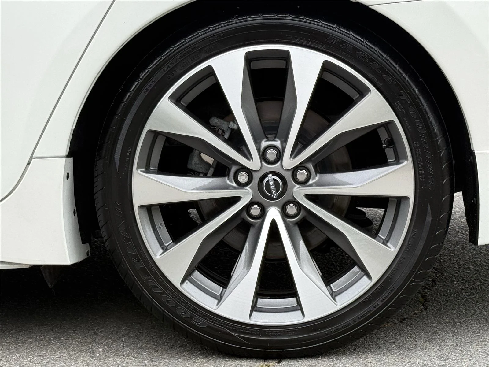 Used 2023 Pearl White Tricoat Nissan Platinum image 31